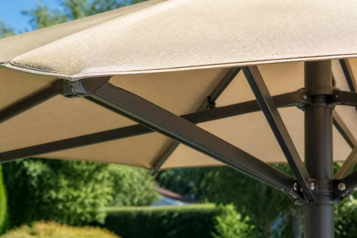 material umbrela soare rezistent UV gradina
